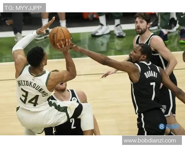 篮网与雄鹿激战回顾：明星对决与战术博弈的精彩瞬间分析